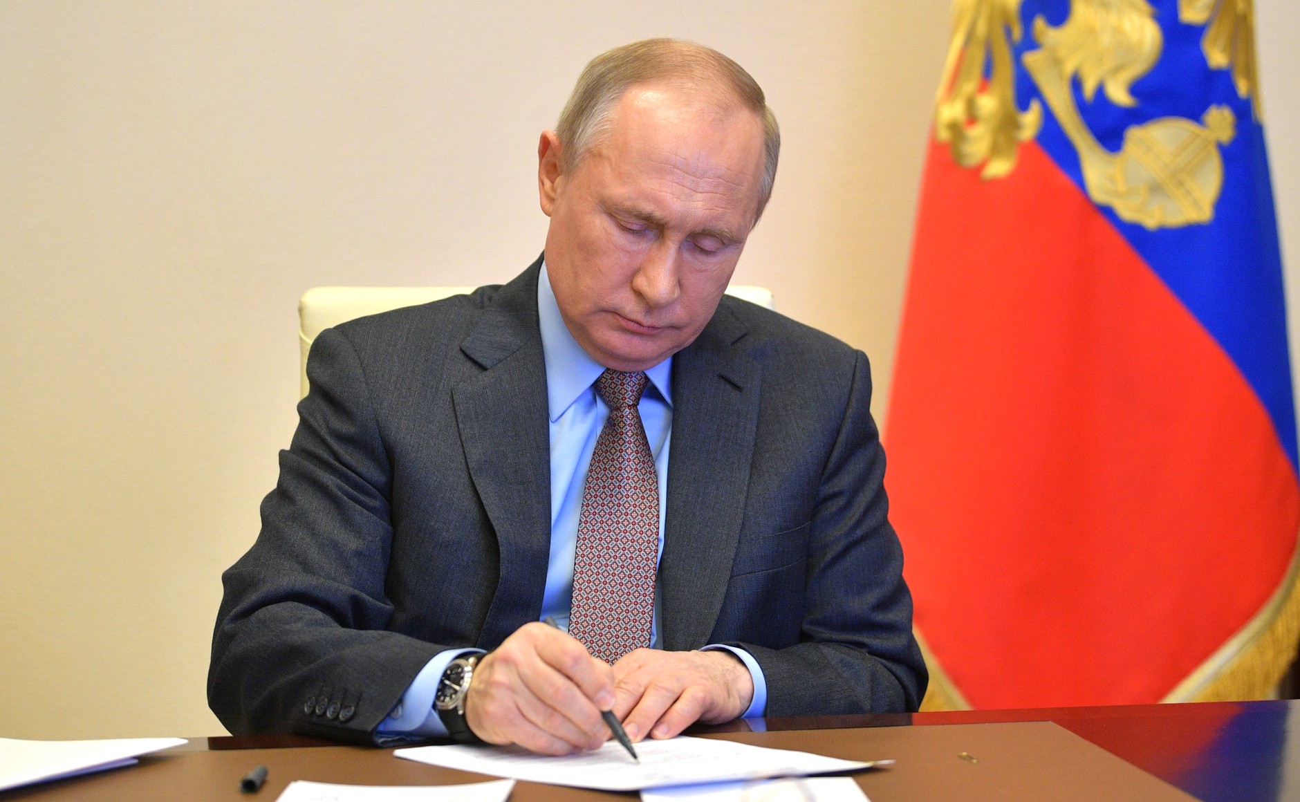 Путин подписал закон о поддержке участников госзакупок в условиях санкций