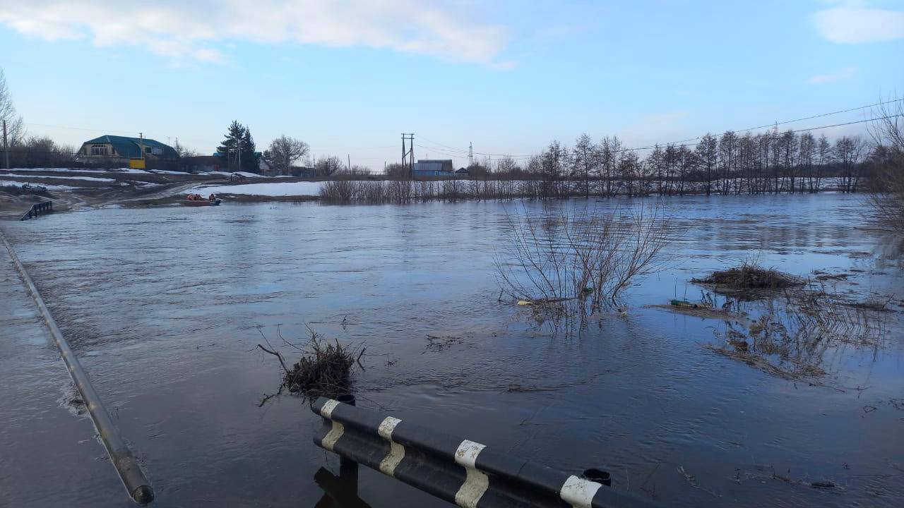 Три поселка в Саратовской области оказались отрезаны из-за перелива плотины