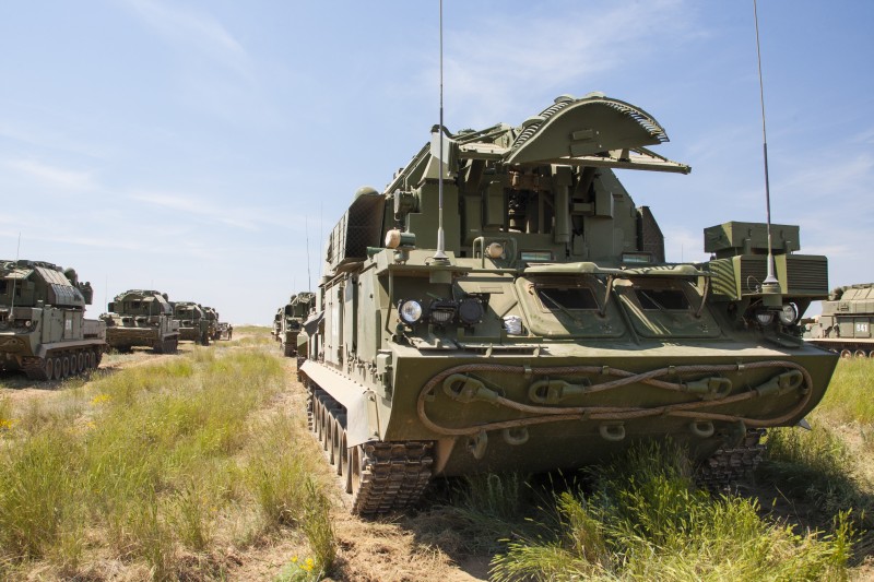 На военном полигоне под Астраханью прошли учения расчетов современных комплексов ПВО «Тор-М2»