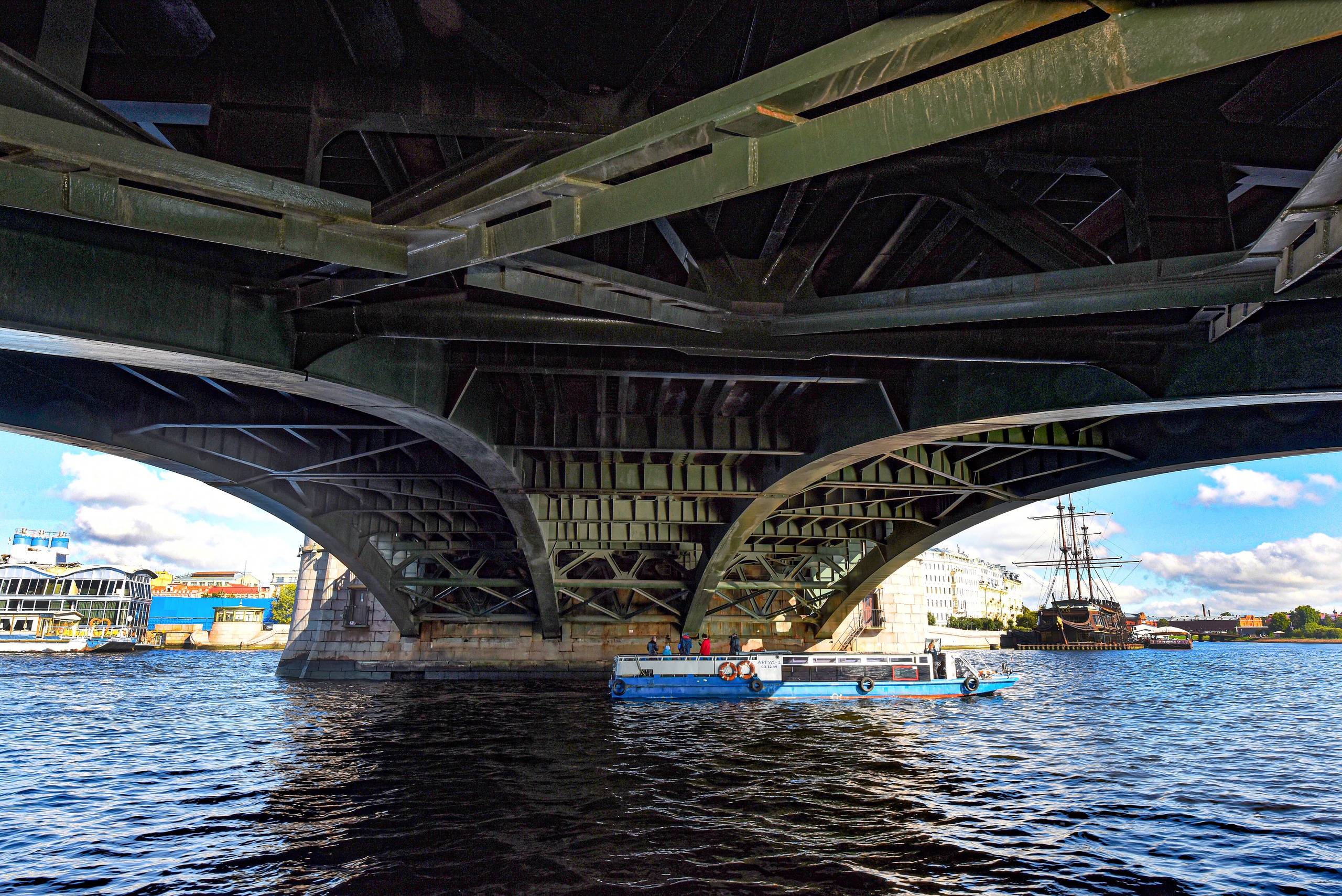 Новые импортозамещающие гидроцилиндры для Биржевого моста в Петербурге изготовил «Алмаз-Антей»