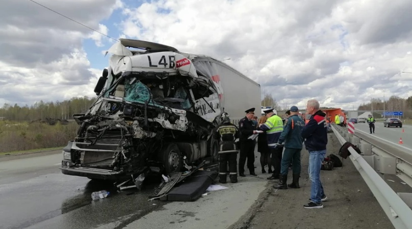 Водитель и трое дорожных рабочих погибли в результате ДТП под Екатеринбургом