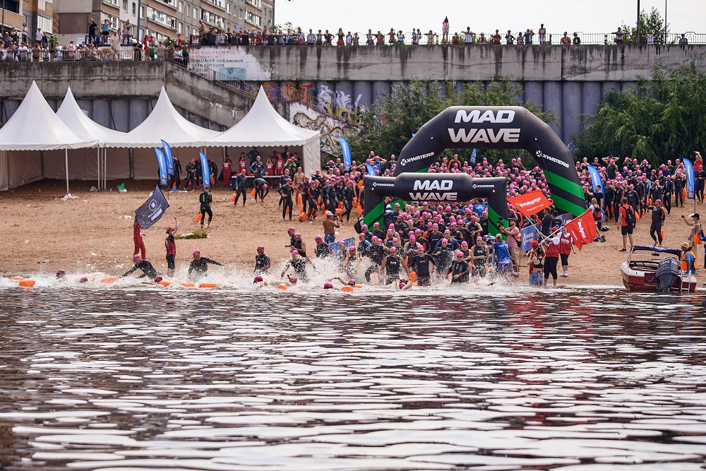 Более 1,5 тысячи спортсменов переплыли Волгу в Нижнем Новгороде
