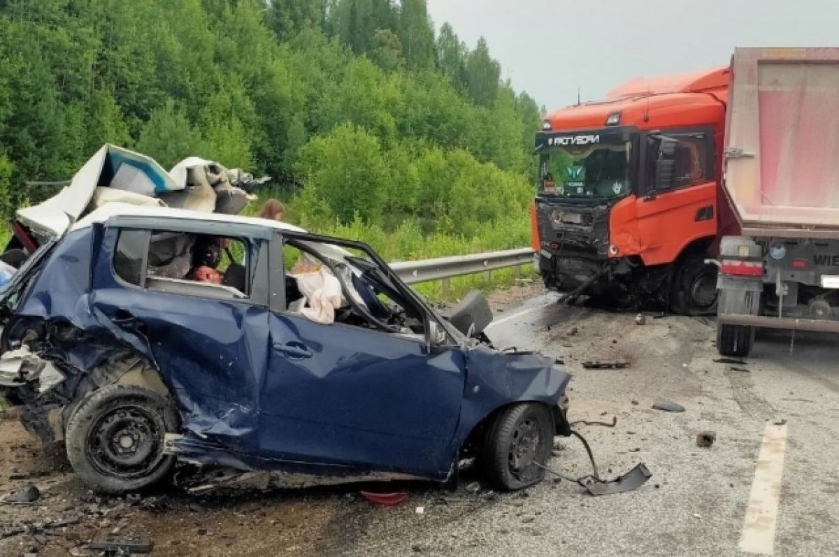 Четыре человека, в том числе ребенок, погибли в ДТП с грузовиком на трассе в Прикамье