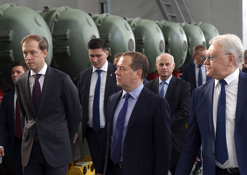 Дмитрий Медведев посетил производственные мощности ММЗ «Авангард»