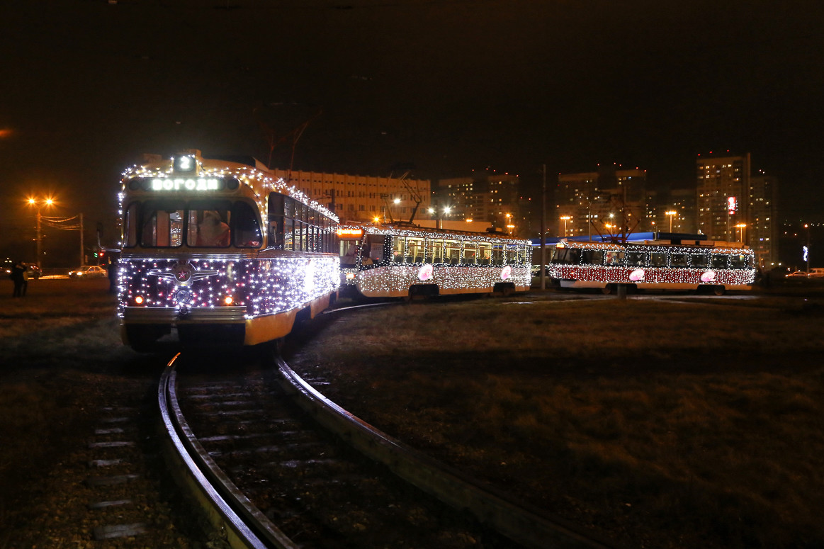 В Нижнем Новгороде вышли на маршруты новогодние трамваи