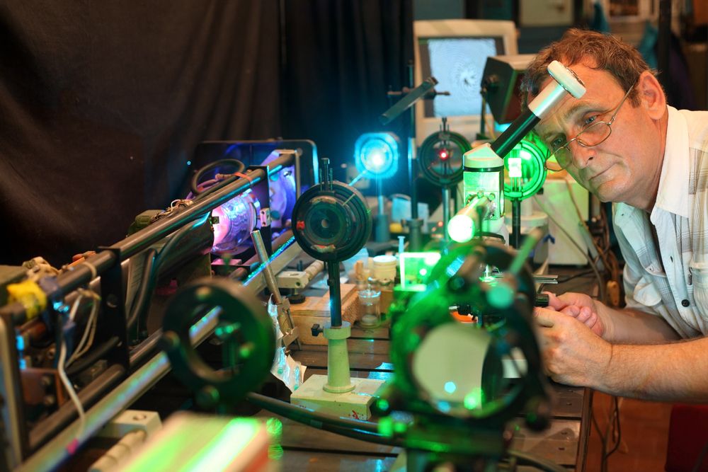 Ученые создали прозрачную керамику для мощных лазеров