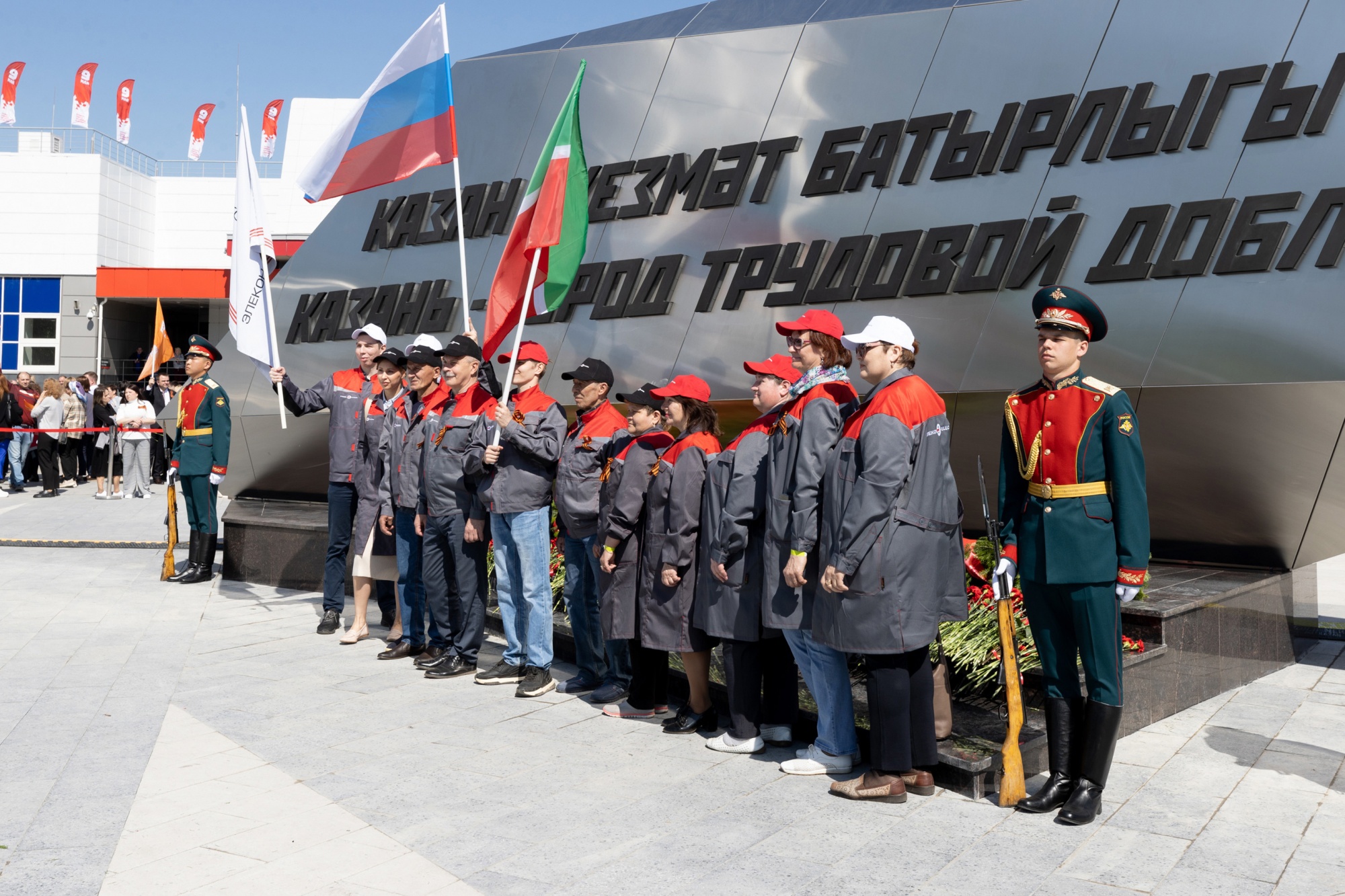 В Казани ко Дню Победы открыли стелу «Город трудовой доблести»